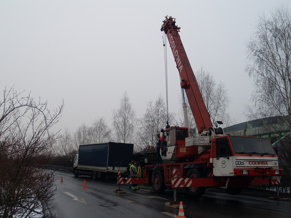 LKW Anhaenger umgekippt Koeln Niehl Geestemuenderstr Industriestr P22.JPG